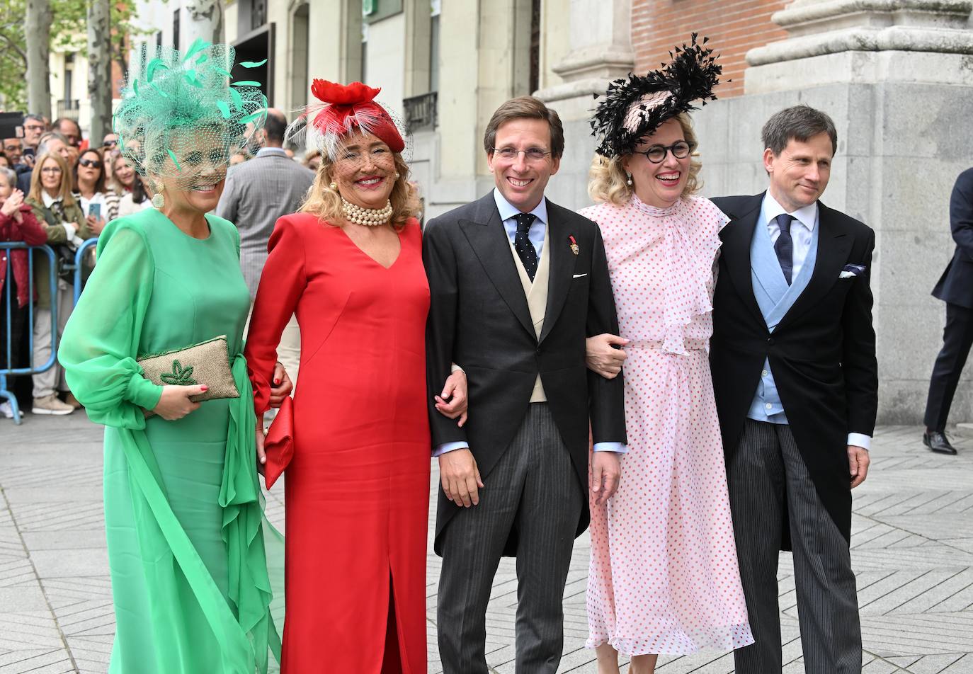 Las mejores imágenes de los invitados a la boda de José Luis Martínez-Almeida y Teresa Urquijo