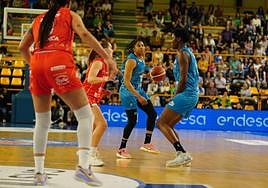 Arica Carter, entre varias rivales.