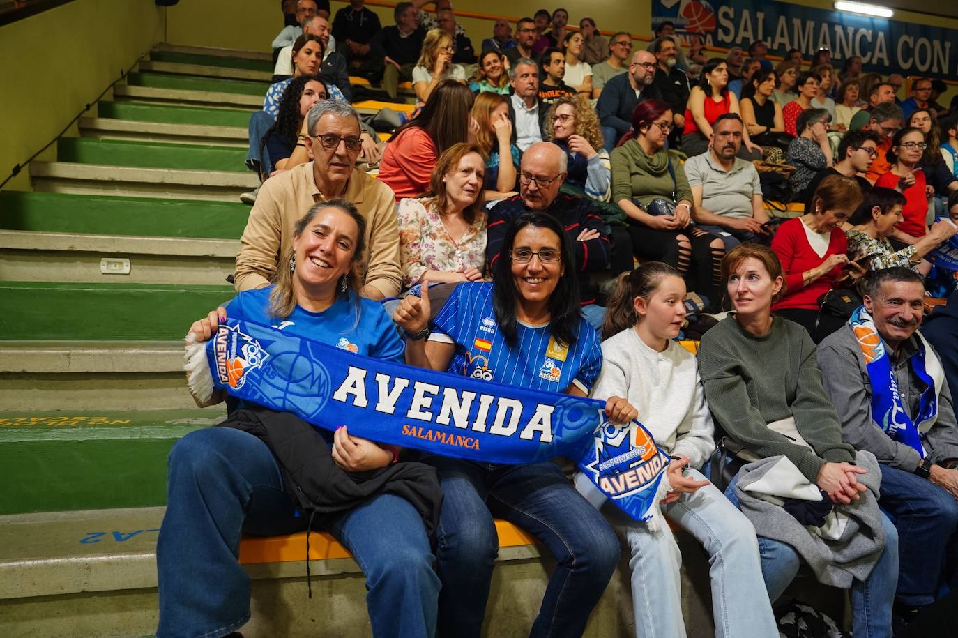 Búscate en la grada del Würzburg en el partido entre el Perfumerías Avenida y el Ensino de Lugo