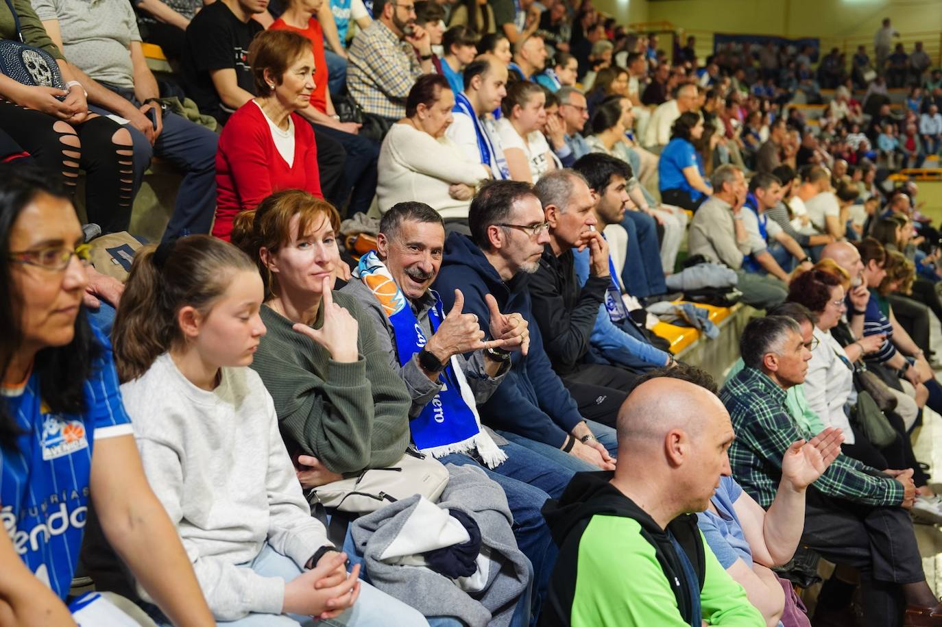 Búscate en la grada del Würzburg en el partido entre el Perfumerías Avenida y el Ensino de Lugo