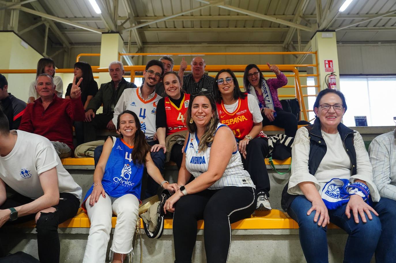 Búscate en la grada del Würzburg en el partido entre el Perfumerías Avenida y el Ensino de Lugo