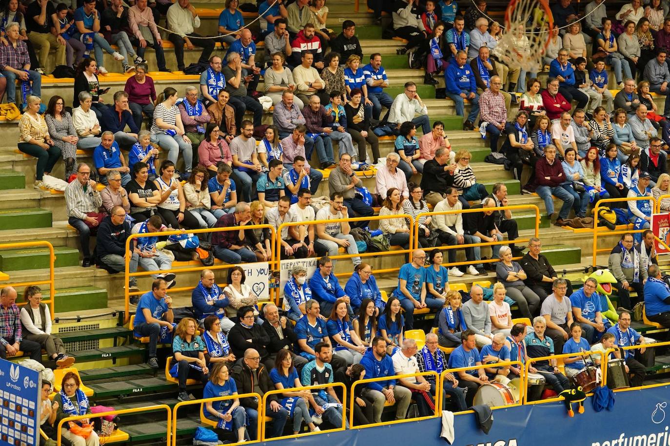 Búscate en la grada del Würzburg en el partido entre el Perfumerías Avenida y el Ensino de Lugo