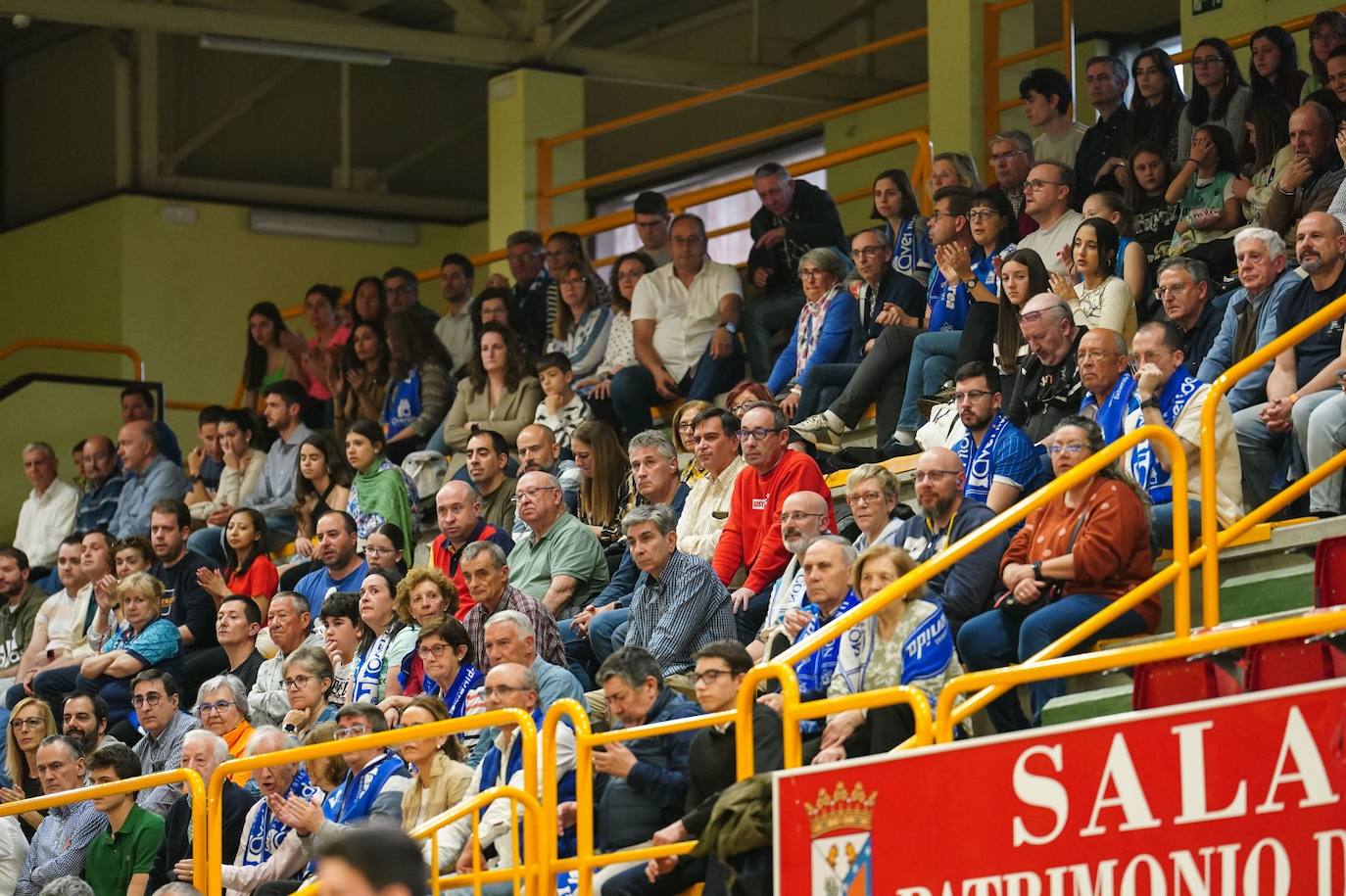Búscate en la grada del Würzburg en el partido entre el Perfumerías Avenida y el Ensino de Lugo
