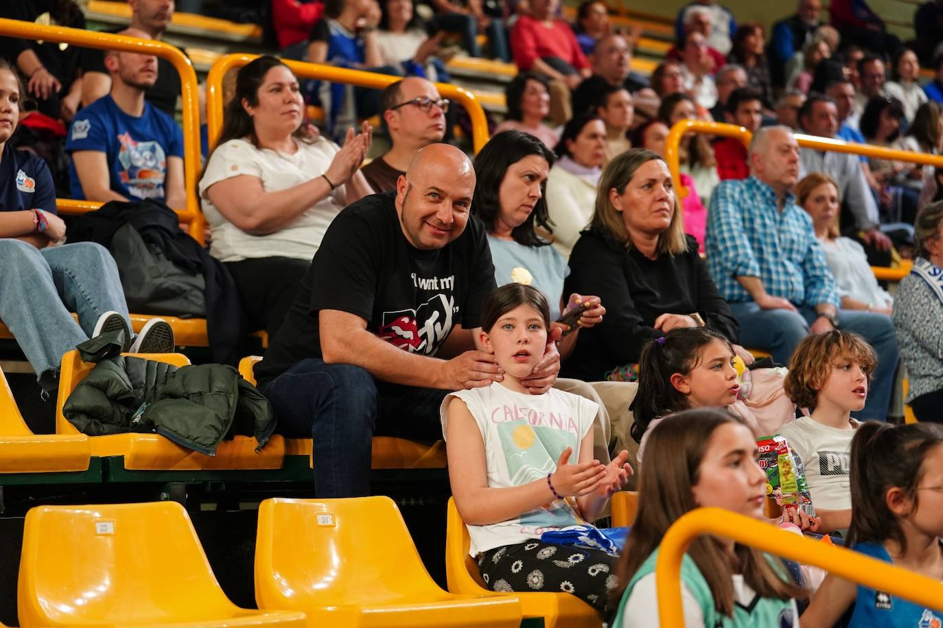 Búscate en la grada del Würzburg en el partido entre el Perfumerías Avenida y el Ensino de Lugo