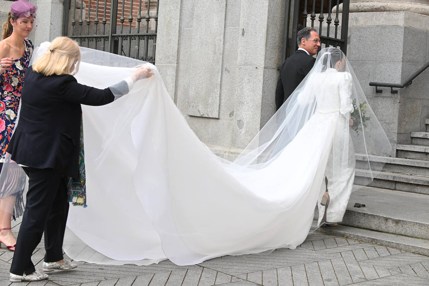 Las mejores imágenes de los invitados a la boda de José Luis Martínez-Almeida y Teresa Urquijo