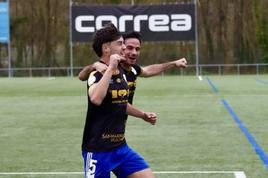 Mati y Alvarito celebran el primero de los dos tantos del Salamanca UDS en Castañares.