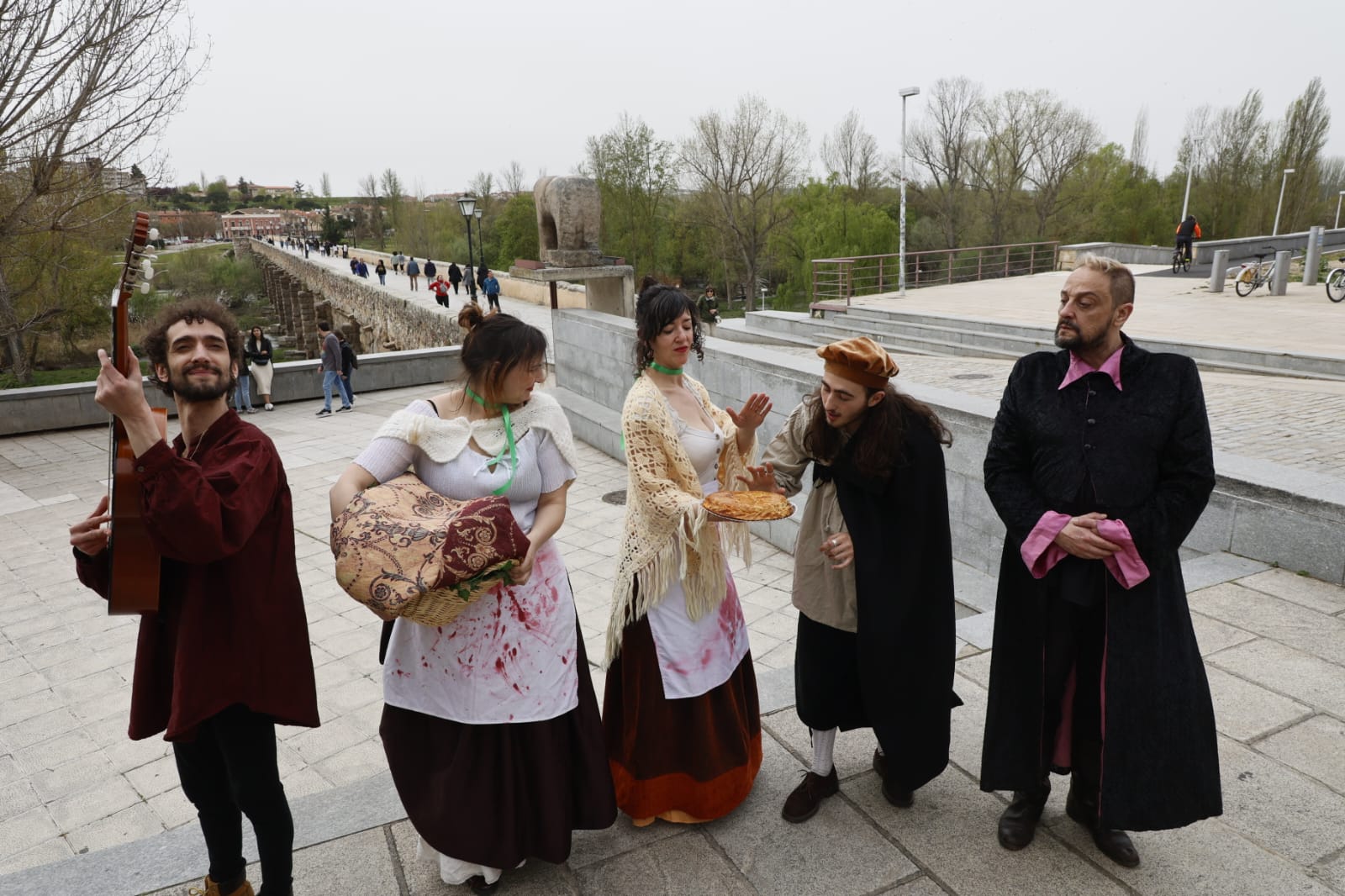 Un momento de la visita teatralizada junto al Puente Romano.