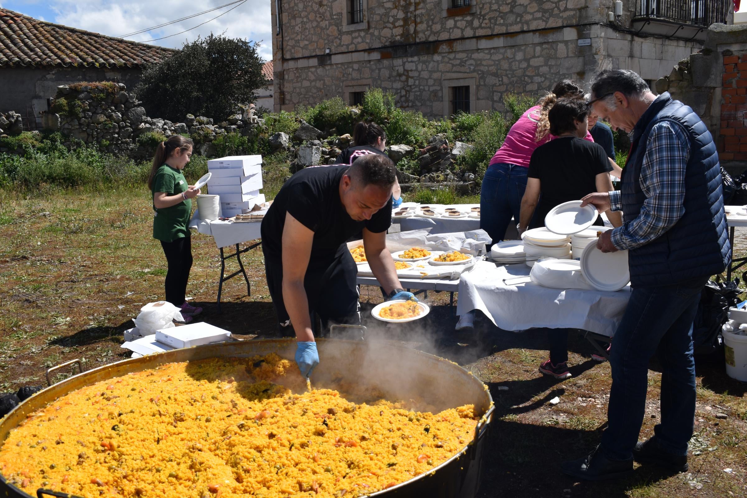 Unos 450 comensales disfrutan de una paella antes del fin de fiesta en Torresmenudas