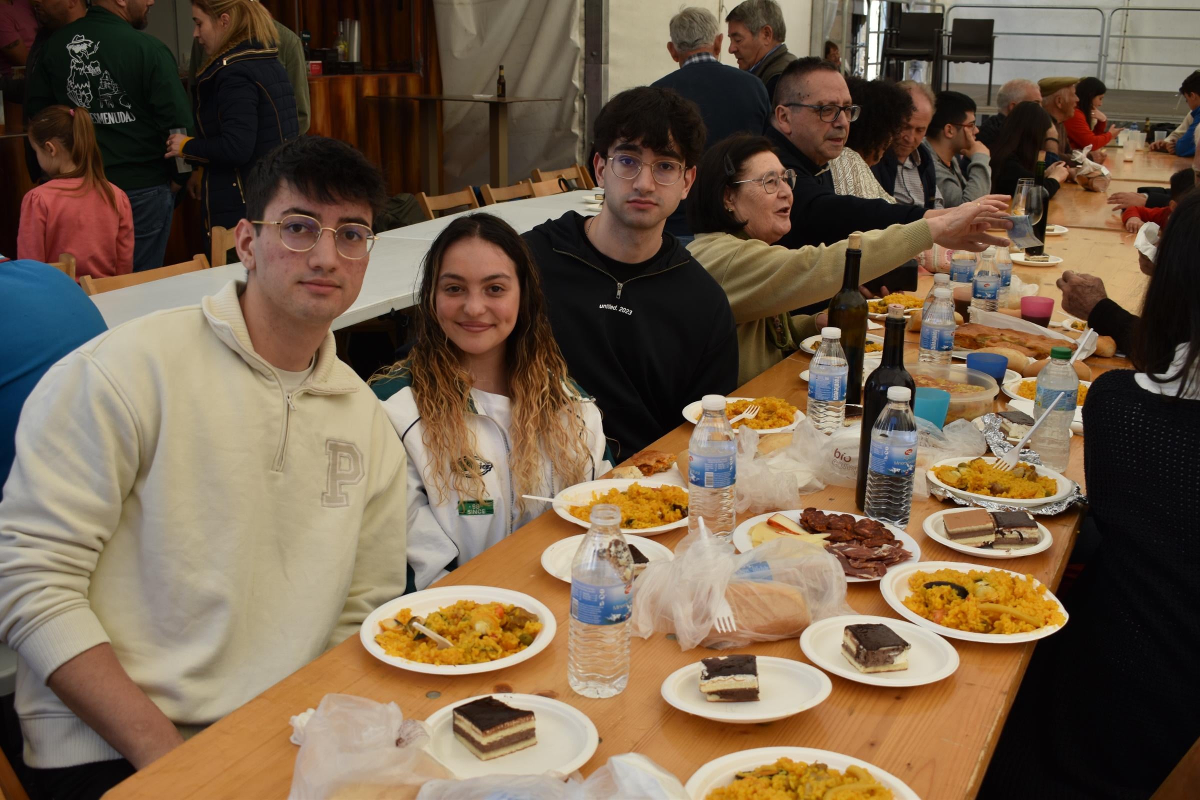 Unos 450 comensales disfrutan de una paella antes del fin de fiesta en Torresmenudas