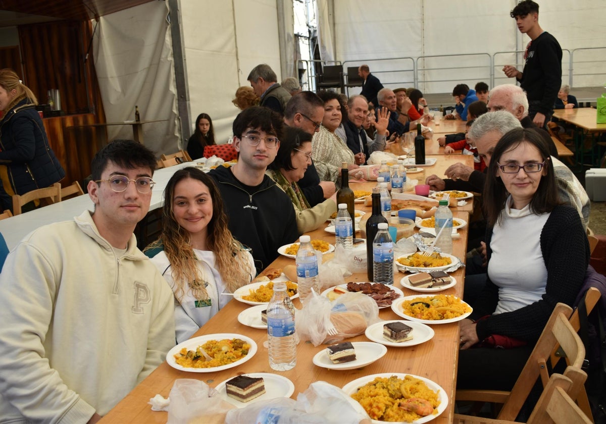 Unos 450 comensales disfrutan de una paella antes del fin de fiesta en Torresmenudas