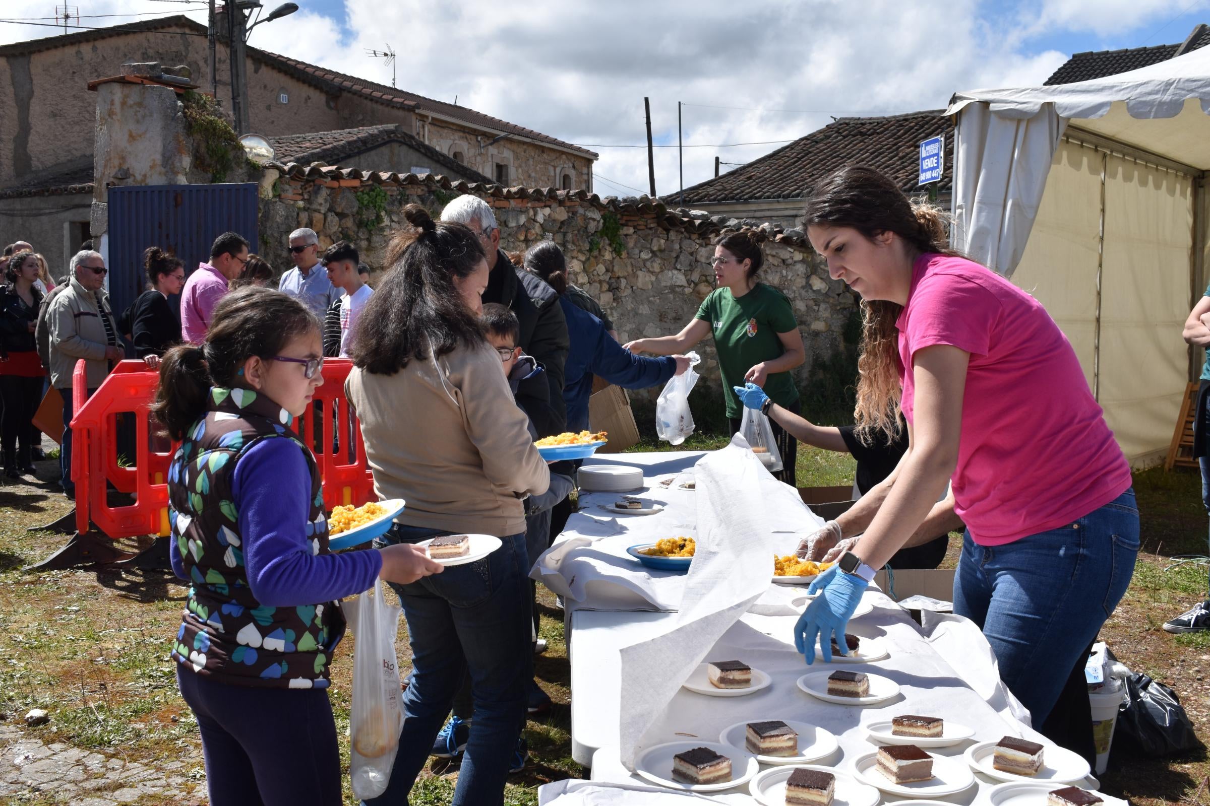 Unos 450 comensales disfrutan de una paella antes del fin de fiesta en Torresmenudas