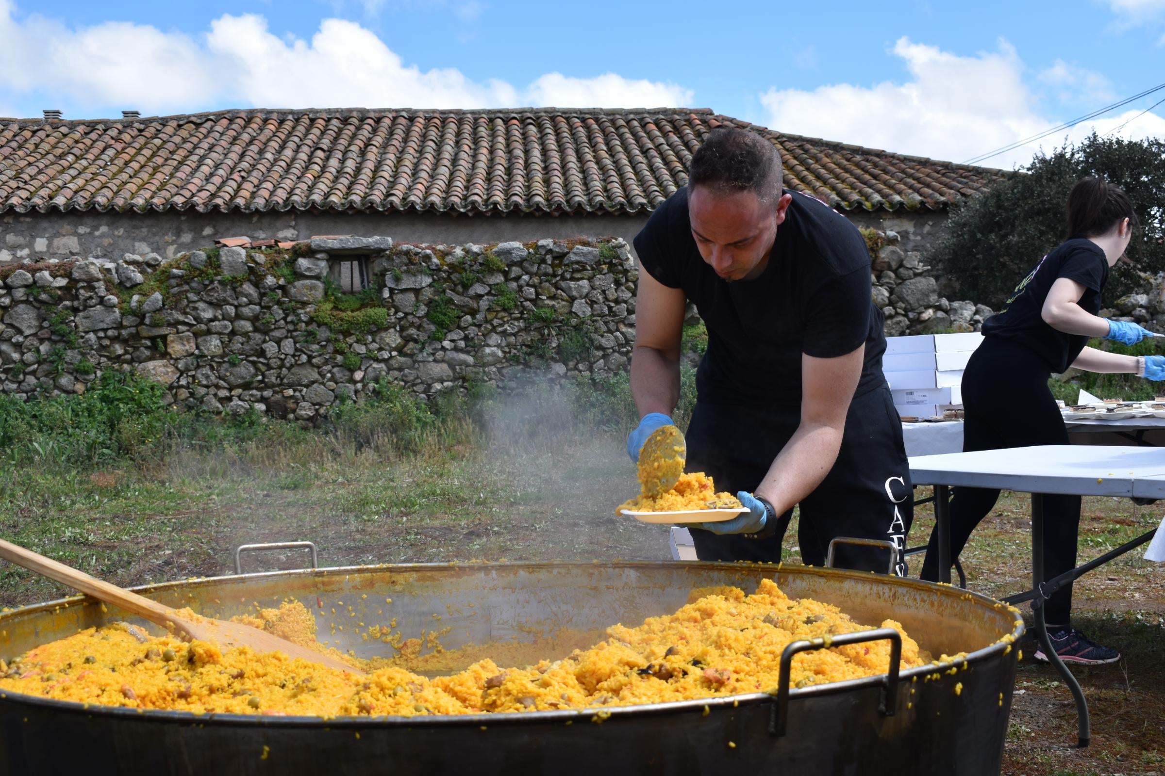 Unos 450 comensales disfrutan de una paella antes del fin de fiesta en Torresmenudas