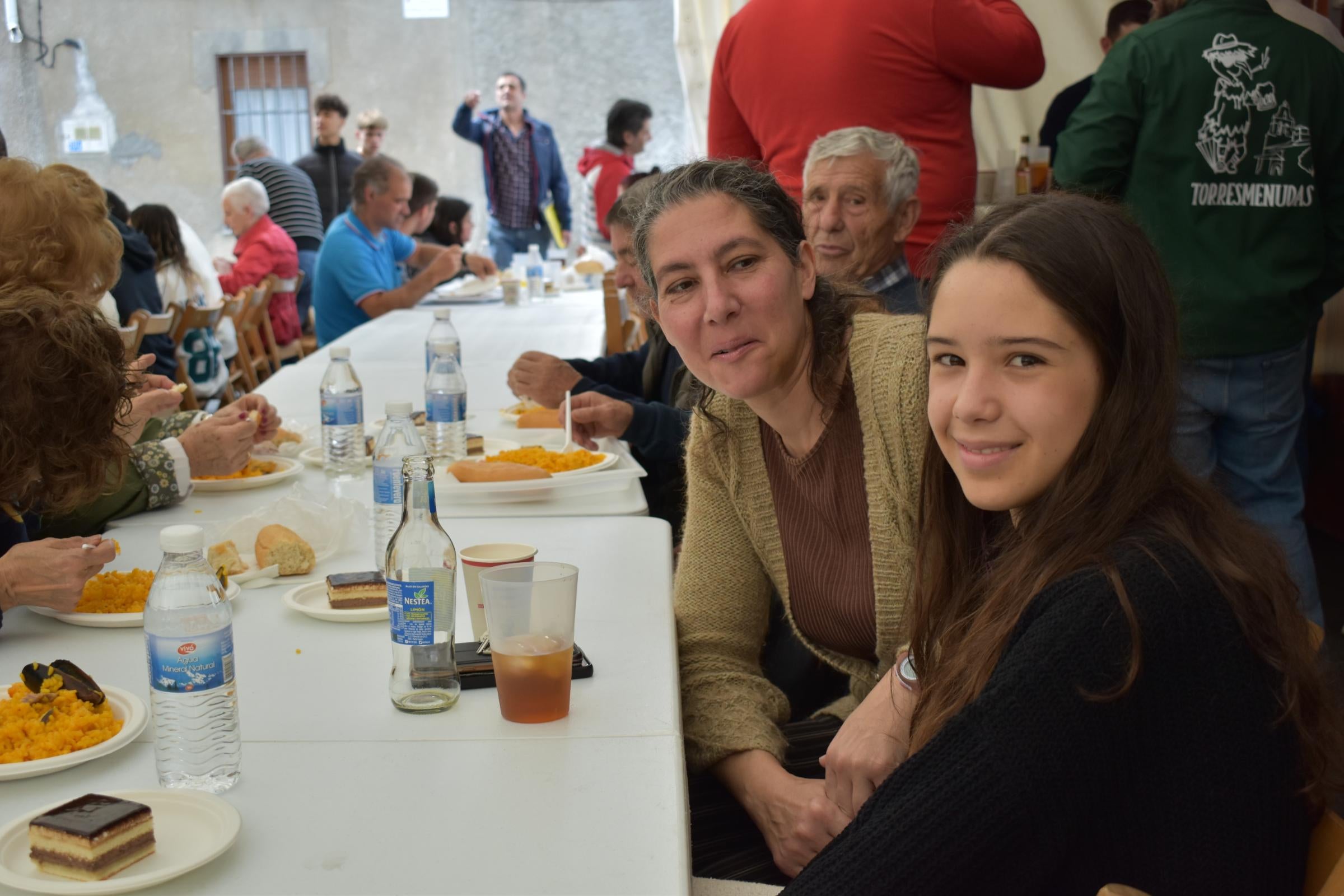 Unos 450 comensales disfrutan de una paella antes del fin de fiesta en Torresmenudas