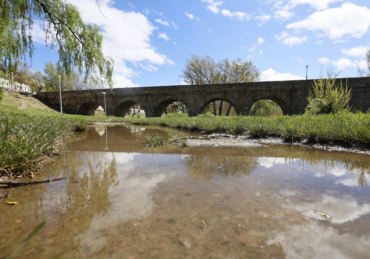 Aspecto que presentaba este domingo por la mañana la zona del Puente Romano.