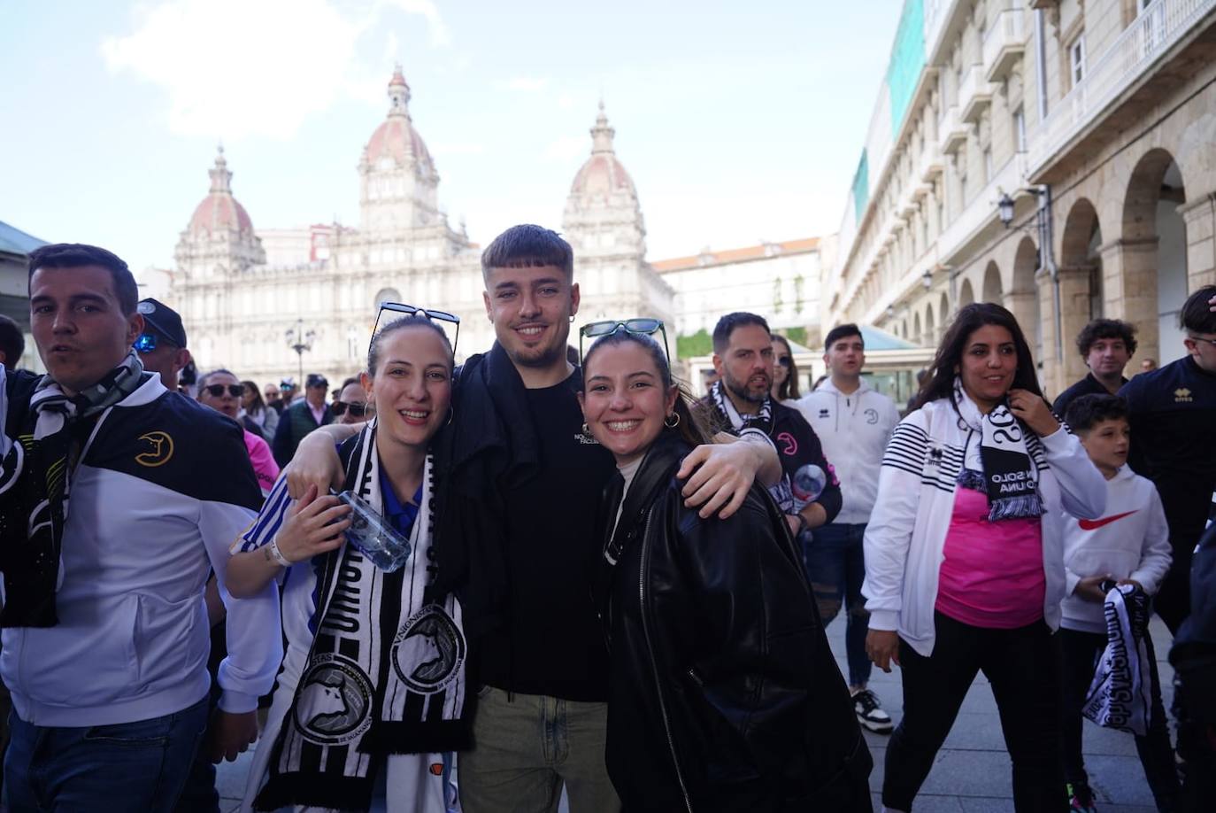 Los aficionados de Unionistas toman las calles de A Coruña