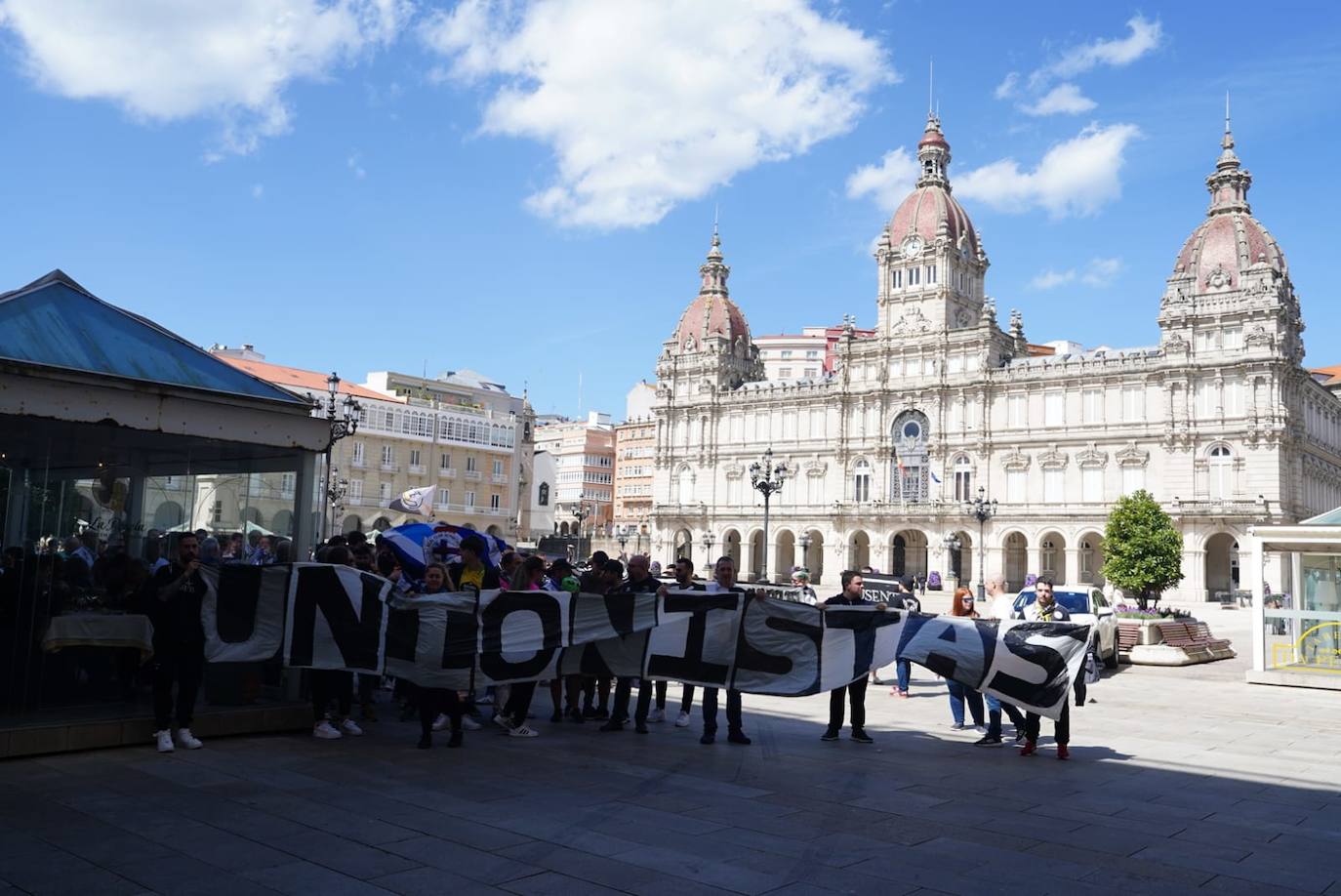 Los aficionados de Unionistas toman las calles de A Coruña