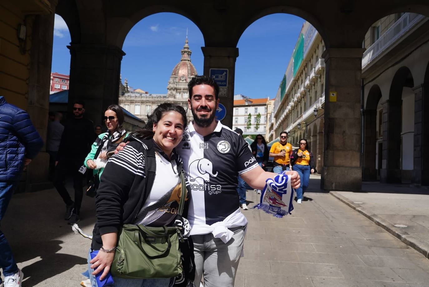 Los aficionados de Unionistas toman las calles de A Coruña