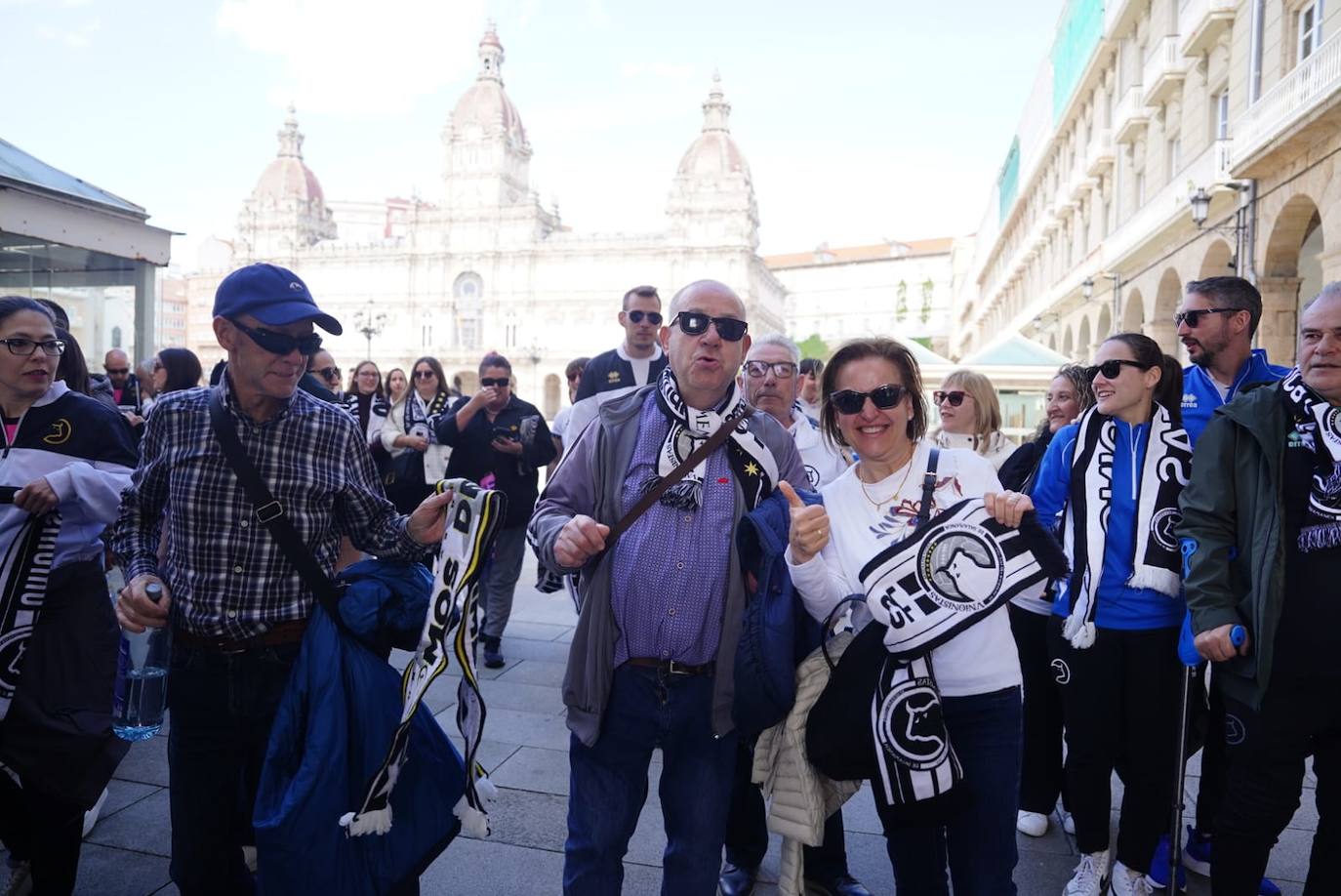 Los aficionados de Unionistas toman las calles de A Coruña