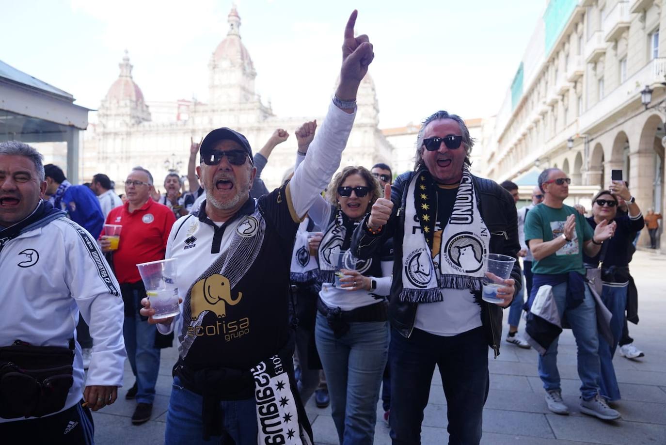 Los aficionados de Unionistas toman las calles de A Coruña