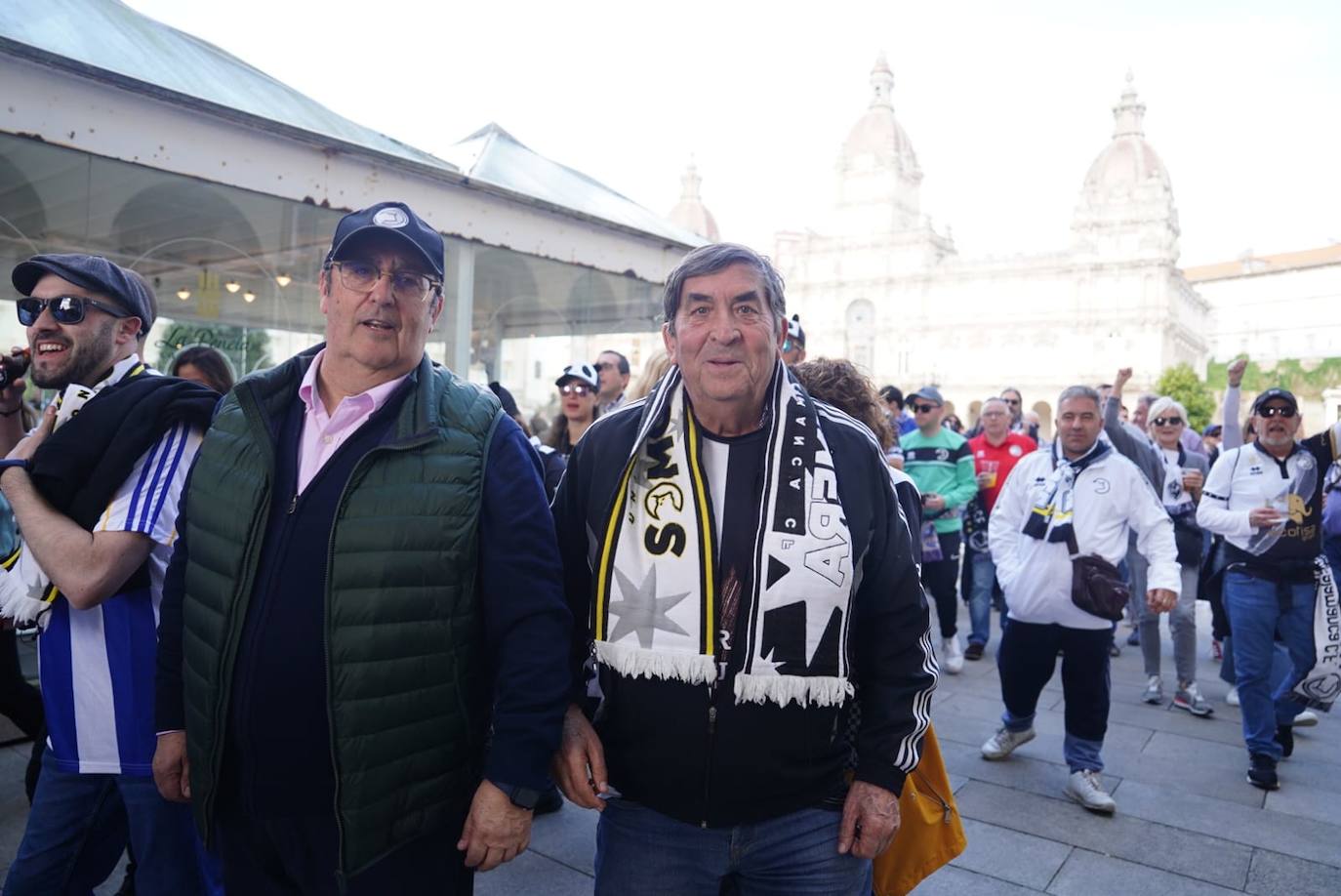 Los aficionados de Unionistas toman las calles de A Coruña