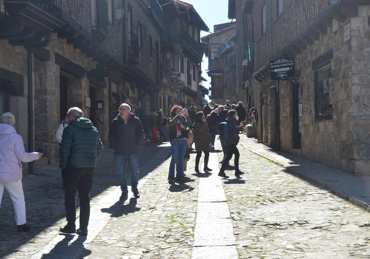 Varios turistas disfrutando de La Alberca, uno de los 10 pueblos elegidos.