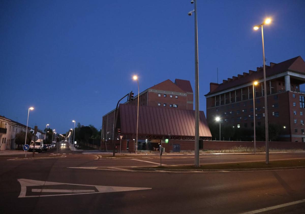 Varias farolas alrededor del cuartel de la Guardia Civil.