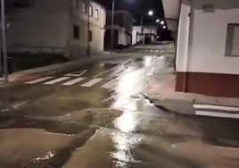 Un reventón inunda la calle Miguel Ángel en el barrio de los Alambres