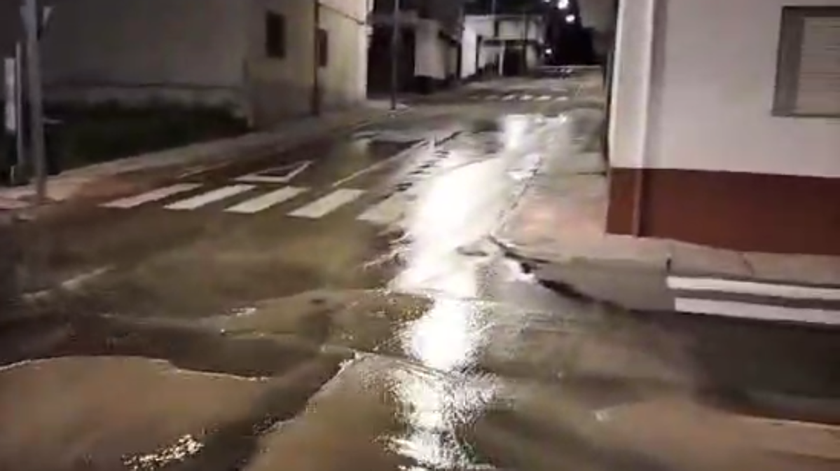 Un reventón inunda la calle Miguel Ángel en el barrio de los Alambres