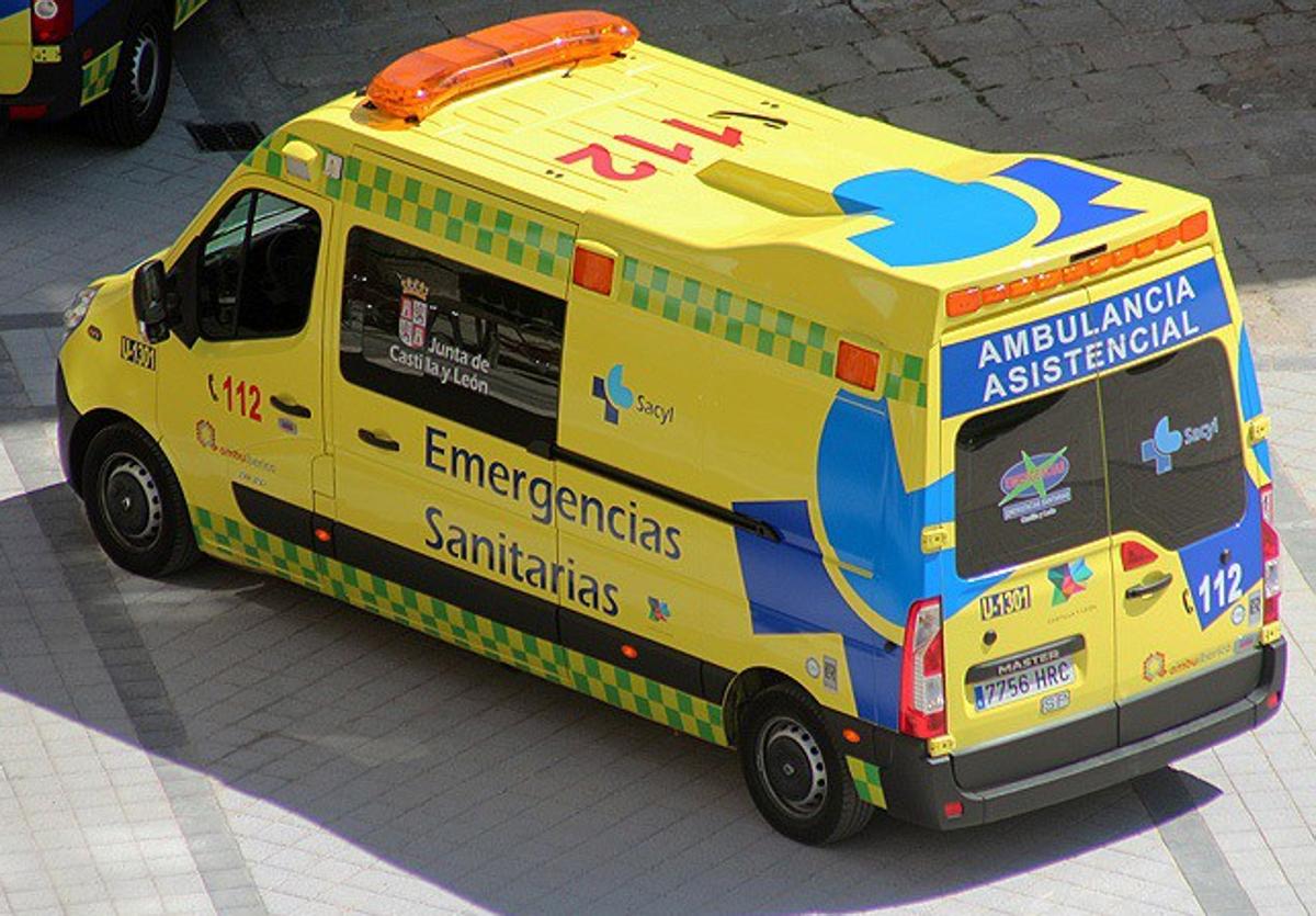 Dos heridos al volcar una ambulancia en Zamora