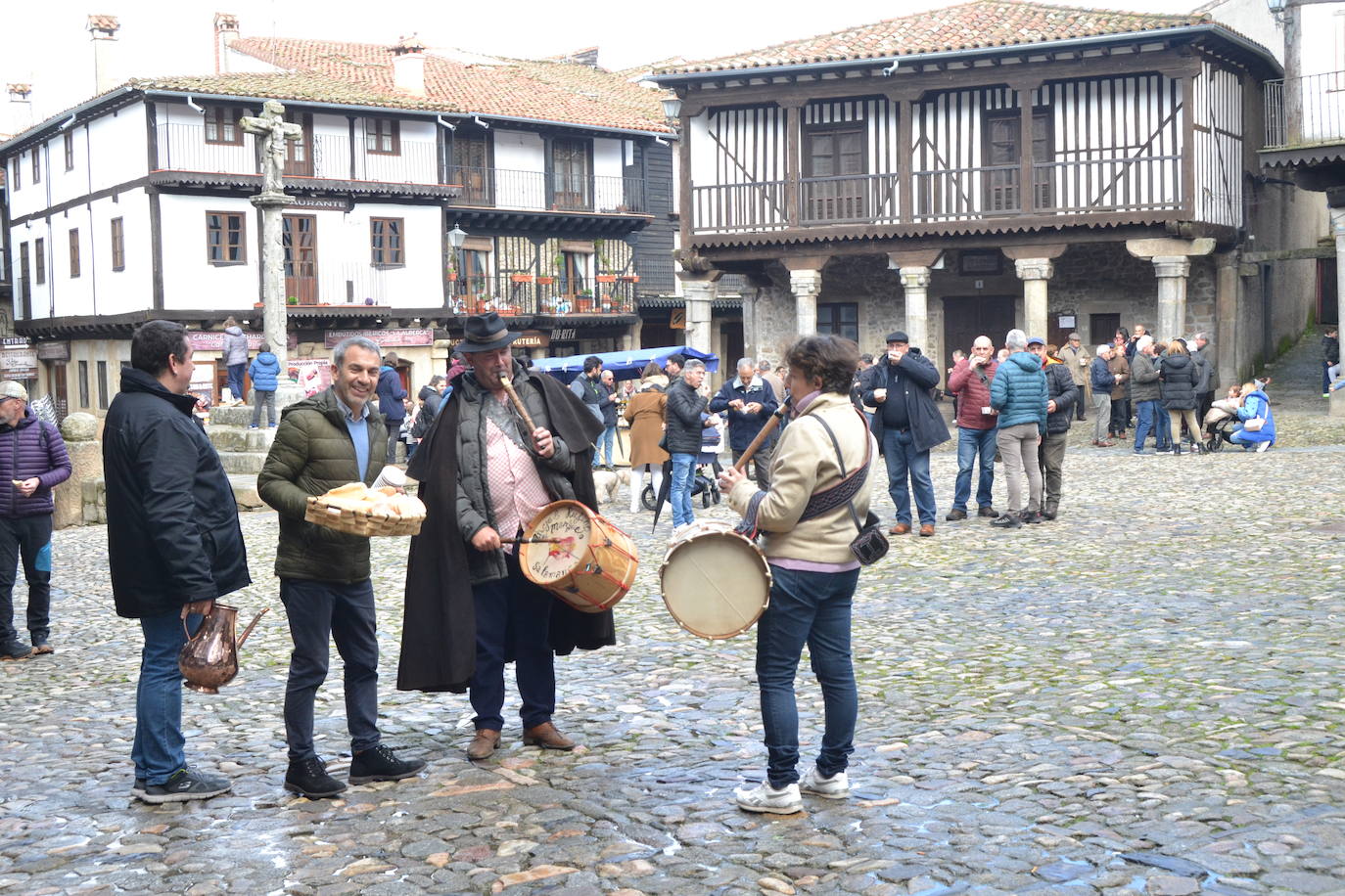 La Alberca celebra su trago más dulce para disipar a la lluvia