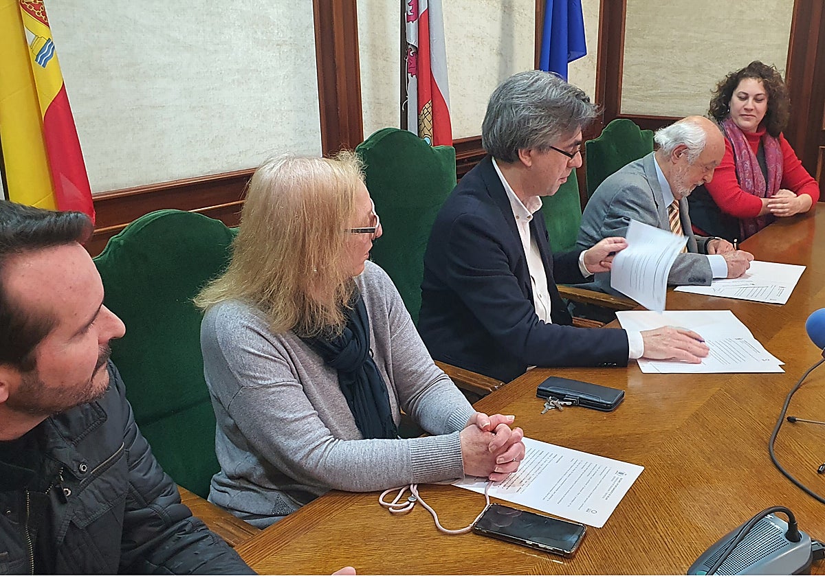 Momento de la firma del convenio entre el Ayuntamiento de Béjar, a través del alcalde, y Cáritas Interparroquial, a través de su director.