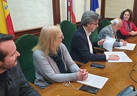 Momento de la firma del convenio entre el Ayuntamiento de Béjar, a través del alcalde, y Cáritas Interparroquial, a través de su director.