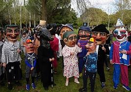 Los gigantes y cabezudos lo dan todo en La Aldehuela en el Lunes de Aguas