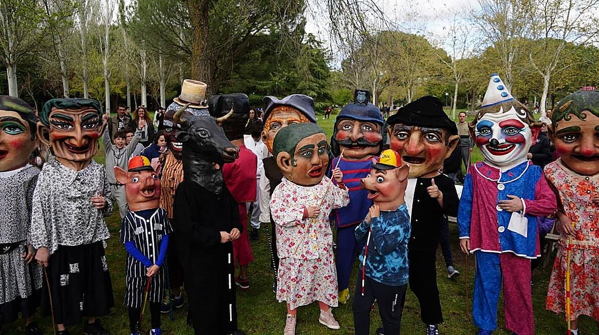 Los gigantes y cabezudos lo dan todo en La Aldehuela en el Lunes de Aguas