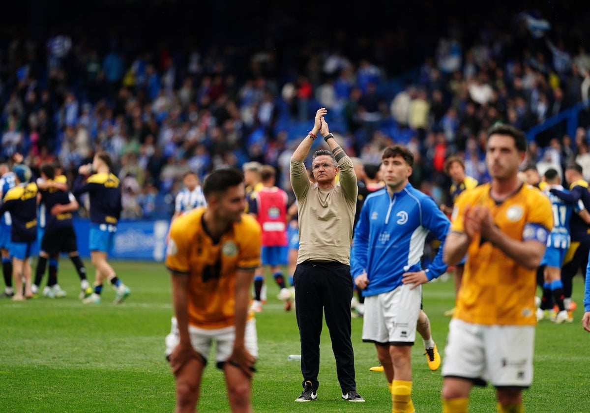 Dani Ponz aplaude este pasado domingo a los aficionados de Unionistas desplazados a Riazor.