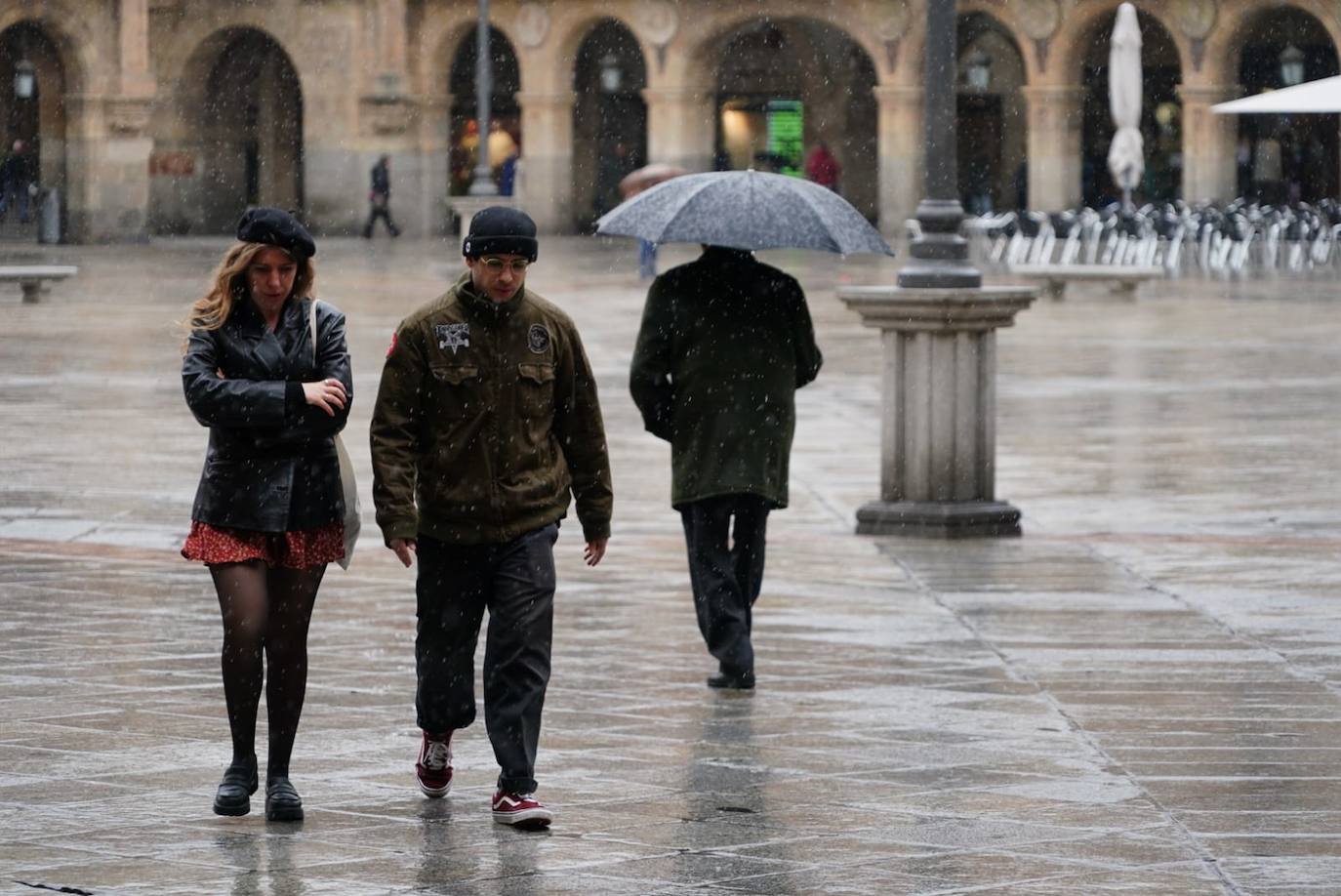 Lluvia en la Plaza Mayor la mañan de este lunes