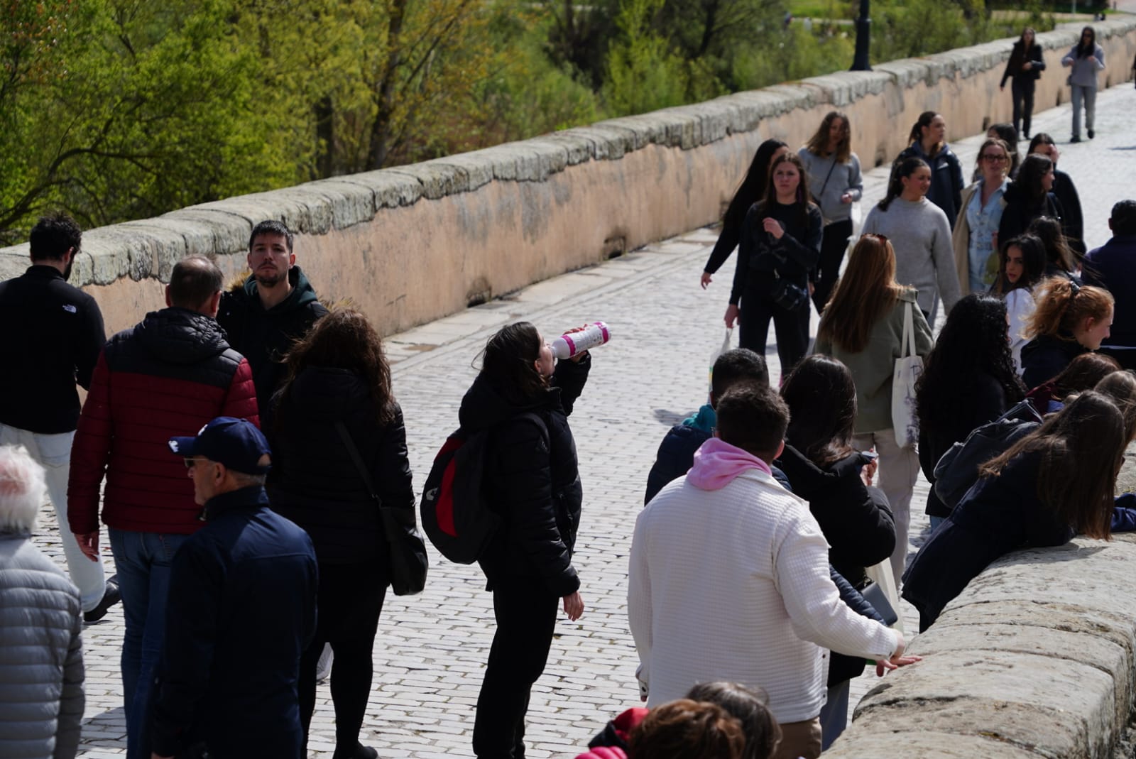 La lluvia no espanta las ganas de celebrar el Lunes de Aguas