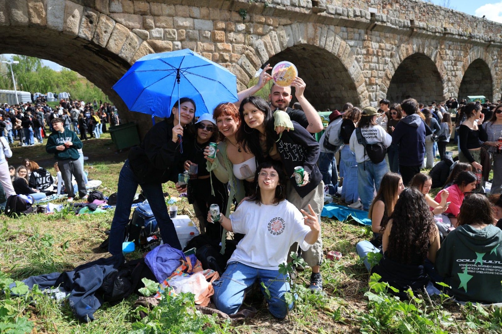 La lluvia no espanta las ganas de celebrar el Lunes de Aguas