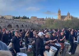 El Puente Romano baila al ritmo de batucada para celebrar el Lunes de Aguas