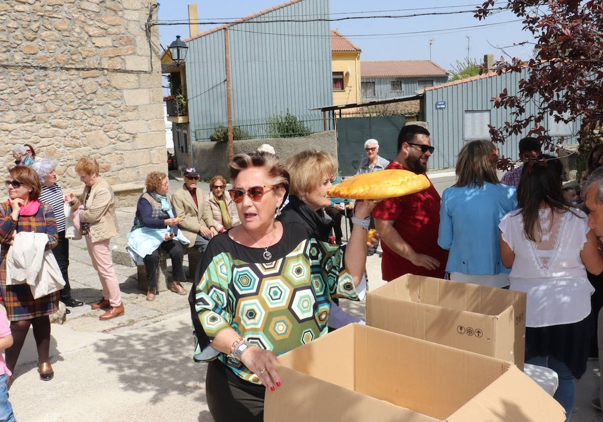 Lola Montero, durante el reparto de hornazos en la fiesta del Domingo de Resurrección de Nava de Béjar.