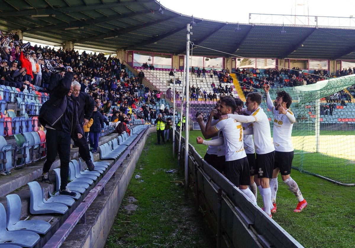 Jugadores y aficionados del Salamanca UDS celebran el último gol marcado en el Helmántico, ante el Júpiter, en el Fondo Sur.