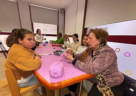 Imagen secundaria 1 - Peñaranda estrena taller de ganchillo intergeneracional