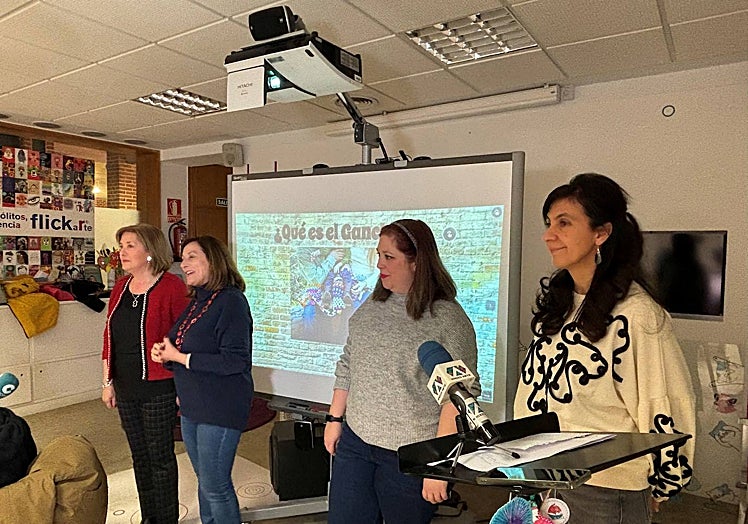 Imagen principal - Peñaranda estrena taller de ganchillo intergeneracional