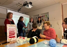 Presentación del taller de iniciación al ganchillo en la biblioteca.