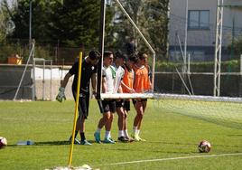 Varios futbolistas delSalamanca UDS mueven una portería en el anexo al Tori.