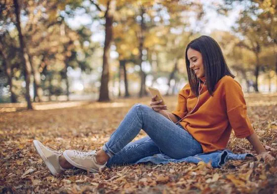 Mujer sentada mirando el móvil