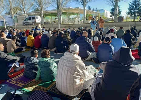 Imagen secundaria 1 - Imágenes de la la fiesta del 'Eid al-Fitr'en La Aldehuela.