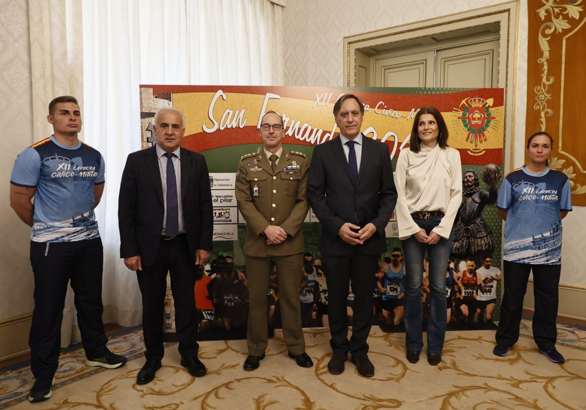 El alcalde, Carlos García Carbayo, junto al coronel Luis Fernando Núñez Allué, durante la presentación de la prueba.