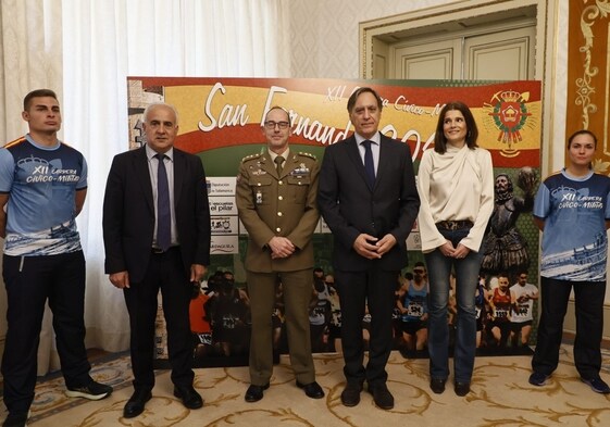 El alcalde, Carlos García Carbayo, junto al coronel Luis Fernando Núñez Allué, durante la presentación de la prueba.