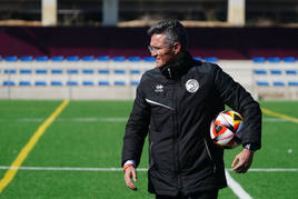 Dani Ponz con un balón bajo el brazo izquierdo durante una sesión de entrenamiento en el anexo al Reina Sofía.